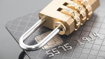 cadeado em cima de cartão de crédito